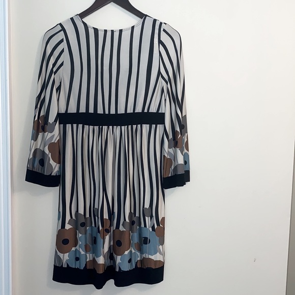 Floral nice design dress . Good condition - Picture 2 of 2
